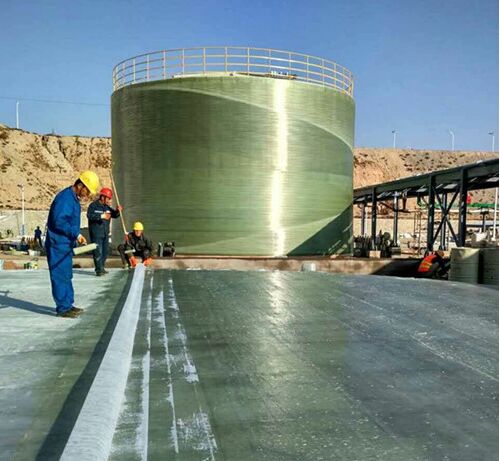 玻璃鋼儲(chǔ)罐施工現(xiàn)場(chǎng)